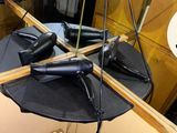 un miroir sur lequel sont posés des sèche-cheveux, dans une pièce