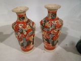 deux vases posés sur une table