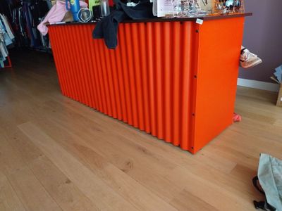 un radiateur orange au milieu d'une pièce