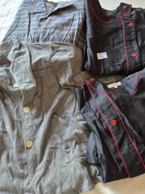 trois pyjamas et chemises pour hommes étalés sur un lit