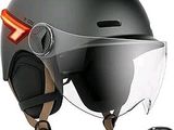 un casque et des lunettes de protection sur fond blanc