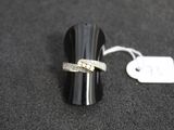 une bague posée sur une bague noire