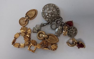 de nombreux bijoux différents posés sur une surface blanche