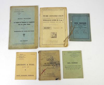 plusieurs vieux livres posés sur une table les uns à côté des autres