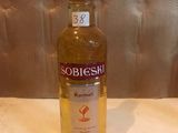 une bouteille d'alcool posée sur une table
