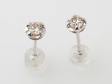 une paire de boucles d'oreilles en diamant
