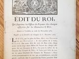 un vieux livre posé sur une table en bois