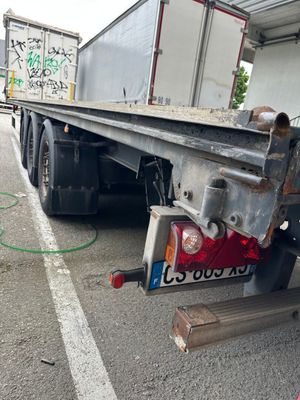 un camion garé sur le côté de la route