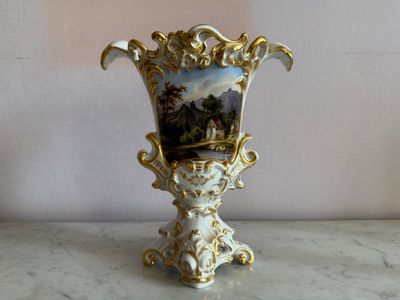 un vase orné d'une image, posé sur une table