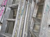 une échelle adossée au mur d'une pièce