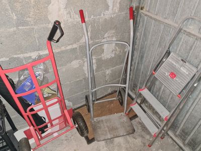 une échelle et un diable dans un coin de la pièce