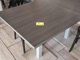 une table et des chaises dans une pièce carrelée