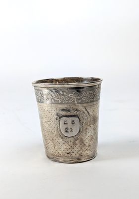 une coupe en argent ornée d'un blason sur le côté