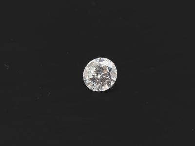 un diamant rond taille brillant sur fond noir