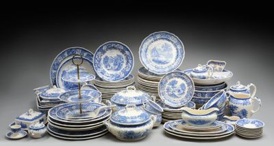 de nombreuses assiettes et bols bleus et blancs sur la table