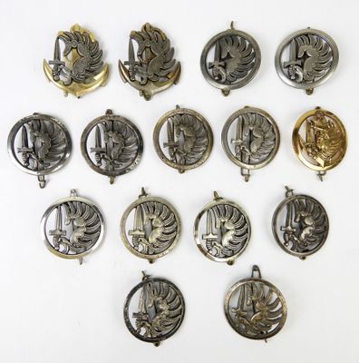 Plusieurs médailles d'argent et d'or sont disposées sur une surface blanche
