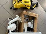 une boîte de papier toilette et un aspirateur posés par terre