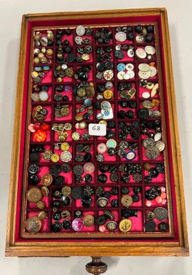 une vitrine contenant de nombreux boutons