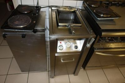 deux cuisinières qui se trouvent côte à côte dans une cuisine