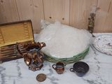 une table sur laquelle se trouvent plusieurs objets