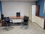 une photo d'un bureau avec deux chaises et un bureau