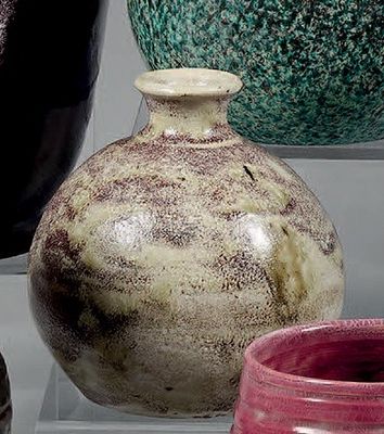 de nombreux vases posés sur une étagère en verre