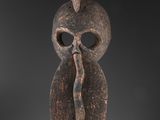 une image représentant un masque en bois orné d'un crâne