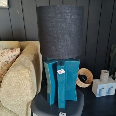une lampe posée sur une table à côté d'un canapé