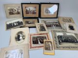 plusieurs vieilles photographies en noir et blanc représentant des groupes de personnes