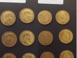 gros plan d'un paquet de pièces d'or sur une table