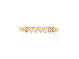 une bague en or jaune sertie de cinq diamants blancs