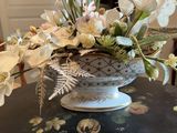 un vase de fleurs posé sur une table dans une pièce