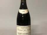 une bouteille de vin posée sur une table