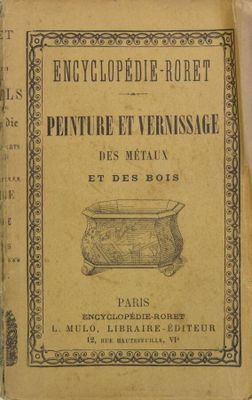 un vieux livre posé sur une table à côté d'une tasse
