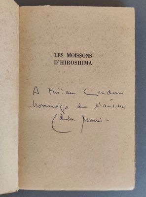 un livre ouvert dont la couverture porte un titre écrit à la main