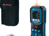 un gros plan d'un téléphone portable équipé d'une lampe torche et d'une coque