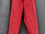 un pantalon rouge suspendu à une corde à linge
