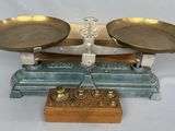 une balance posée sur une table, avec deux plateaux