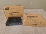 une image montrant un boîtier de PC embarqué à côté d'un autre boîtier de PC embarqué