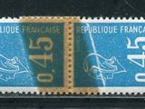 deux timbres avec la photo d'un homme et d'une femme