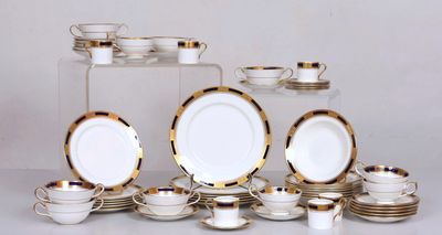 MAISON AYNSLEY, England. Partie de service de table modèle "…