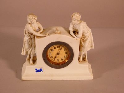 Pendule de table en biscuit à décor de deux jeunes femmes et… - Photo 1
