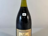 une bouteille de vin posée sur une table