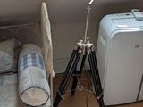 un lit et une chaise dans une pièce dotée d'une lucarne