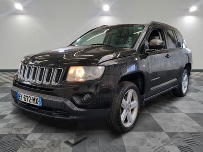 La Jeep Compass noire est garée dans une grande pièce.
