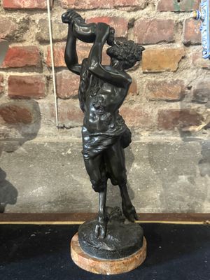 statue en bronze représentant un homme tenant une batte de baseball, posée sur un socle en marbre