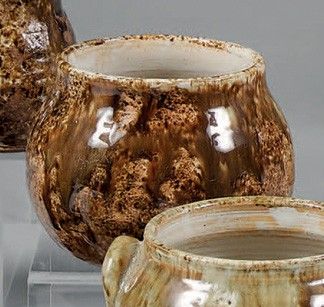 trois vases posés sur une étagère transparente