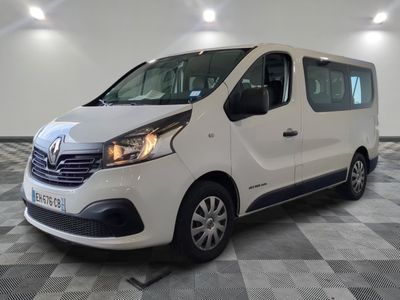 la camionnette blanche est garée sur le sol en damier d'une pièce