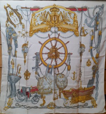 une photo d'une écharpe sur laquelle est représenté un bateau