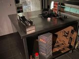une photo d'une cuisine avec un plan de travail et une cuisinière